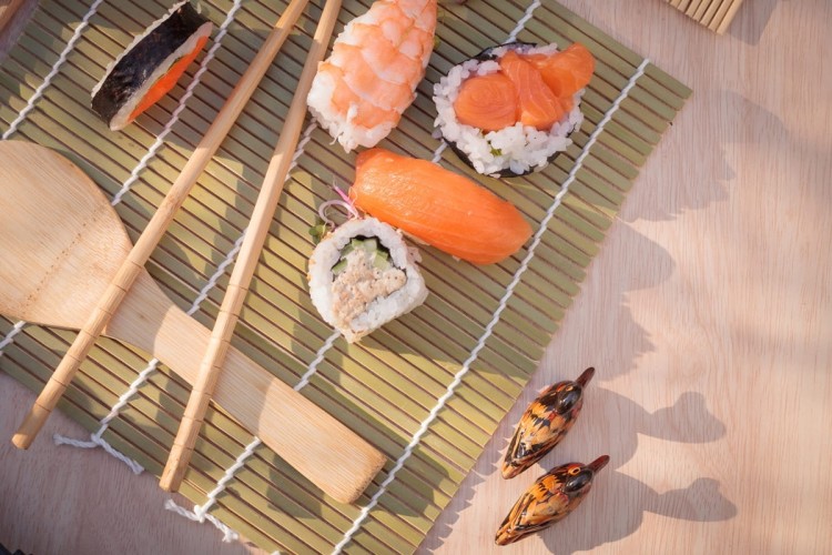 2 x Mata Do Zawijania Sushi Plus Pałeczki Łyżka Nóż