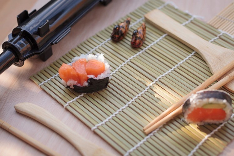 2 x Mata Do Zawijania Sushi Plus Pałeczki Łyżka Nóż