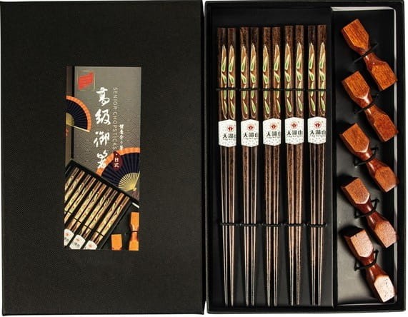 Zestaw Ciemnych Brązowych Pałeczek z Podstawką Drewnianą w Pudełku 5 Par GOLDEN TURTLE