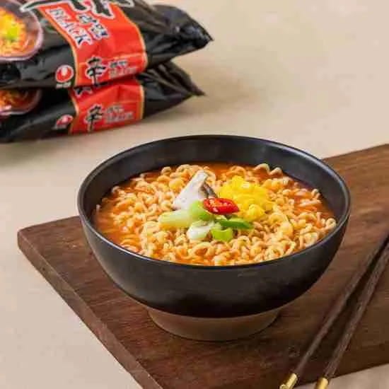 Koreańska Zupka Błyskawiczna Shin Ramyun Black Ostra Hot 130g NONGSHIM