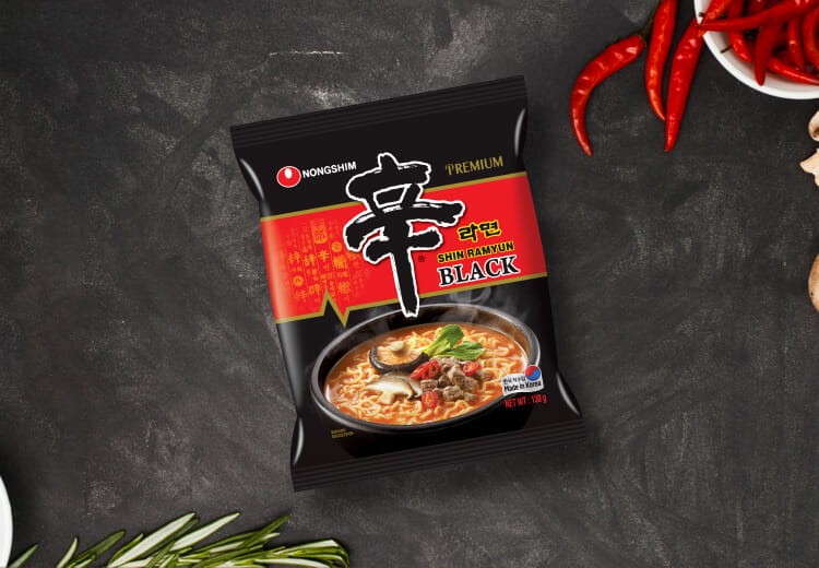 Koreańska Zupka Błyskawiczna Shin Ramyun Black Ostra Hot 130g NONGSHIM