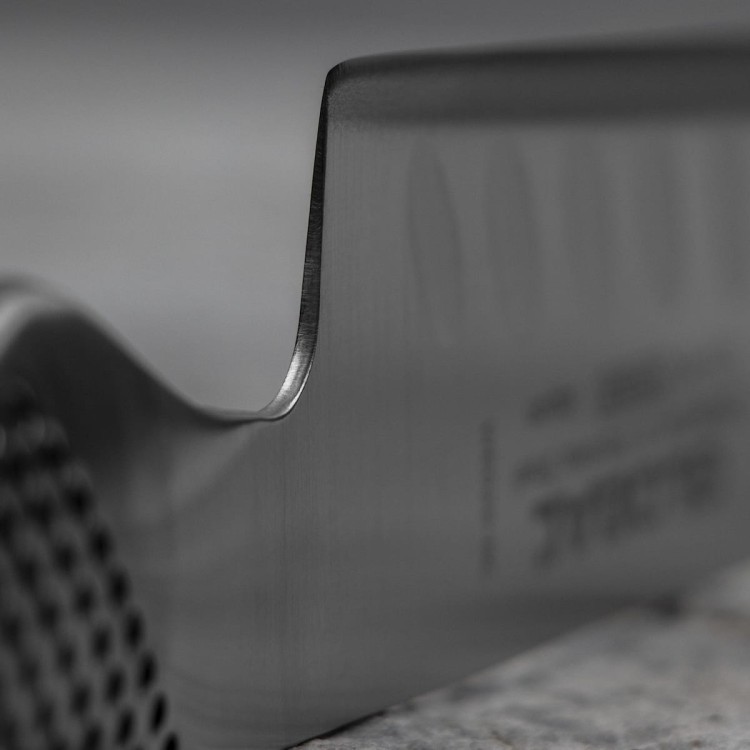 Global Japoński Nóż Santoku Żłobiony 13cm GS-90