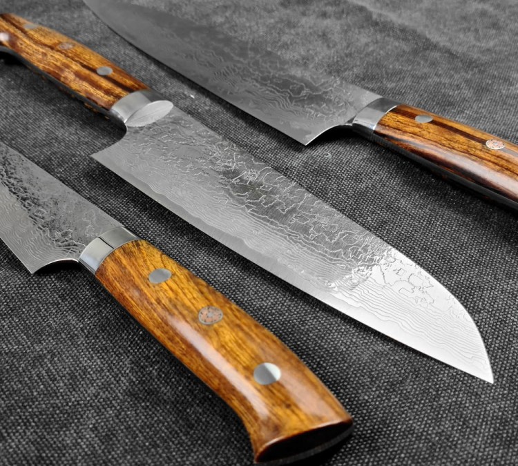 Takeshi Saji R2 Diamond Nóż Ręcznie Kuty Santoku 18cm